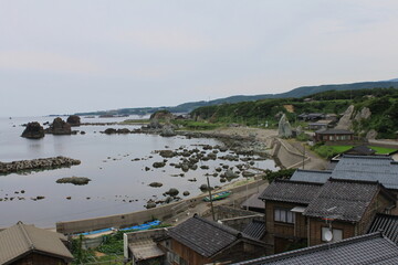 長手岬周辺で佐渡一周道路から集落と海の眺め