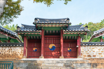 Fototapeta premium Korean traditional Taegeuk pattern main gate. A traditional Korean gate.