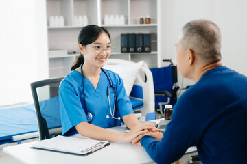 Obraz premium Asia female doctor using clipboard is delivering great news talk discuss results or symptoms with female patient in clinic