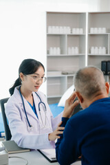 Fototapeta premium Female doctors, specialists in treatment, make an appointment to meet patients after x-ray and explain medical information Medicine and health care concept