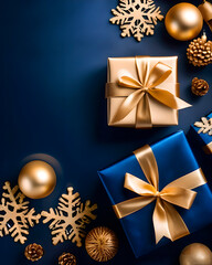 Fondo navide&ntilde;o con bolas de nieve brillantes y paquetes de regalo en colores azul marino y dorado, vista superior