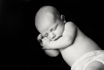 dolcissimo neonato che dorme su sfondo nero, ritratto newborn - obrazy, fototapety, plakaty