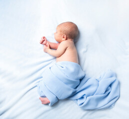 dolcissimo neonato che dorme su una morbida copertina azzurra, 