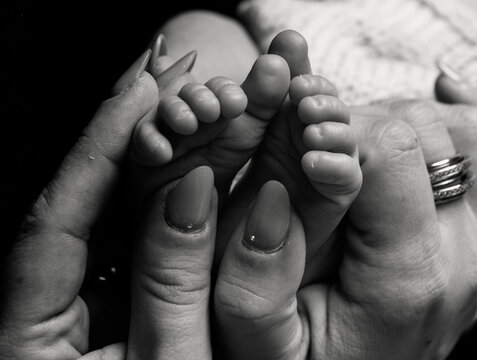 primo piano in bianco e nero di piedini d neonato