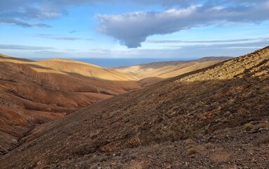 Fototapeta na wymiar The rugged desert mountains on the Spanish island of Fuerteventura