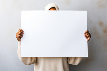 Femme tenant un panneau blanc vide pour texte ou message - obrazy, fototapety, plakaty