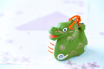 日本の正月　干支の辰と和紙の背景のデザイン（白と薄紫の背景）	
