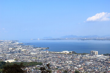 長等山テラスから見下ろす琵琶湖と大津市街の風景
