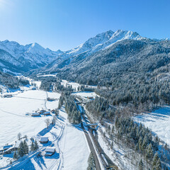 Idyllischer Wintertag im Stillachtal in den Allgäuer Hochalpen bei Oberstdorf