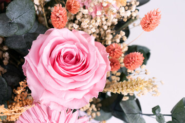 Detalle de ramo de rosas y flores rosadas