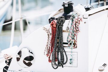 Détail équipement sur un bateau voilier - Cordage avec noeud marin