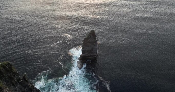 Branaunmore sea stack of the Cliffs of Moher 4k