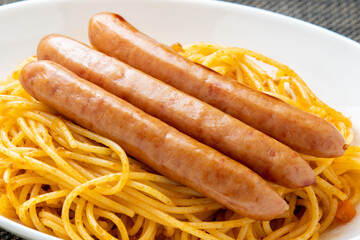 ウインナーソーセージ(ミートソースパスタにのせられた状態)。
