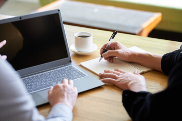 カフェの経営方針を話すアジア人の男女