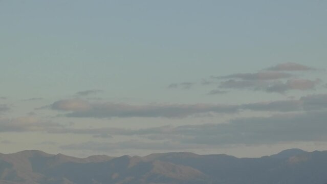 遠い山並みと夕暮れのそら