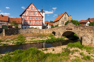 Die Johannisbrücke über die Streu und das Rathaus in Nordheim vor der Rhön, Landkreis...