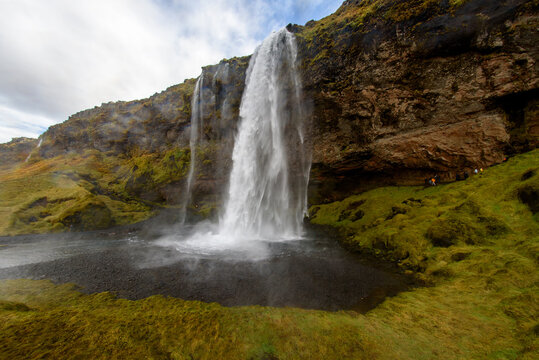 Seljalandsfoss waterfall © Cristian