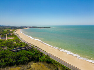 Imagem aérea da obra do píer na praia da Meaipe, depois da obra de alargamento da faixa de areia.
