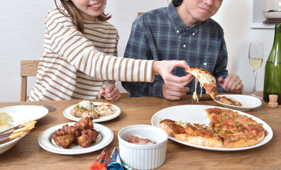 食事するカップル