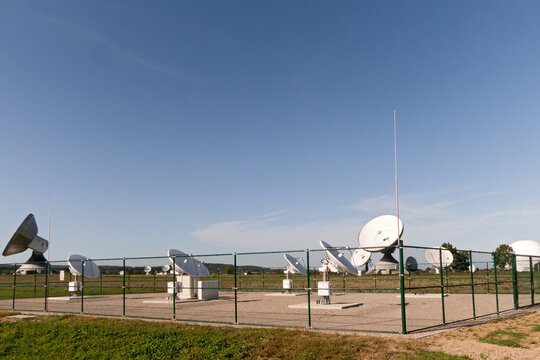 verschieden gro&szlig;e Parabol-Antennen f&uuml;r die Satellitenkomunikation auf umz&auml;unten Gel&auml;nde 