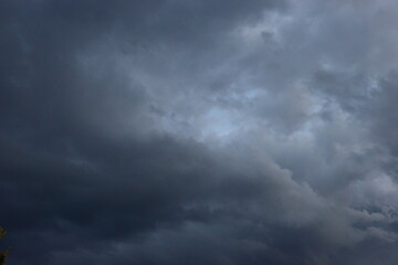 Dramatischer Himmel mit dunklen Wolken - obrazy, fototapety, plakaty