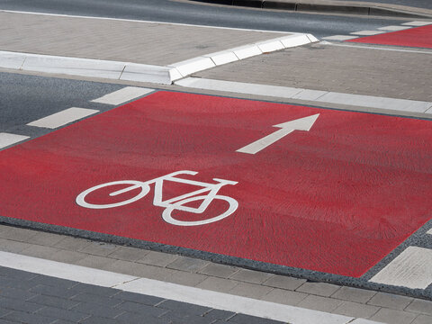 Fahrbahnmarkierung - Piktogramm Fahrrad - für sichere Straßenquerung