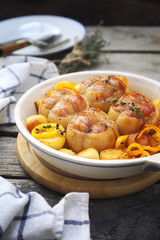 Braised meat paupiettes with potatoes and bell pepper in ceramic bakeware - 668702005