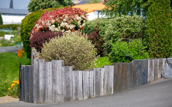 Petit jardin paysag&eacute; d'une maison de lotissement, travail de paysagiste.