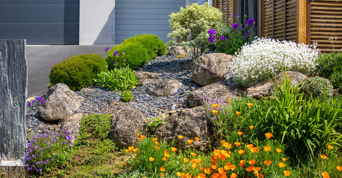 Petit jardin paysag&eacute; d'une maison de lotissement, travail de paysagiste.