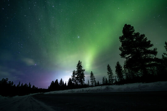 Magnifique aurore bor&eacute;ale dans le ciel de la laponie en su&egrave;de r&eacute;gion kiruna au del&agrave; du cercle polaire arctique
