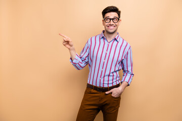 Photo of young cheerful corporate worker male pointing finger empty space interesting proposition...