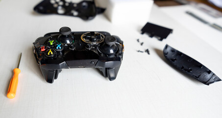 Controle de videogame e console em Destaque abertura e manutenção