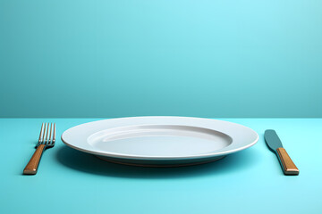 Minimalistisches Gedeck: Leerer Teller und Besteck auf neutralem Hintergrund