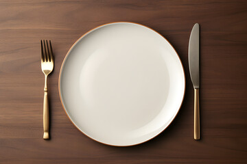 Minimalistisches Gedeck: Leerer Teller und Besteck auf neutralem Hintergrund