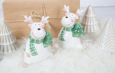 Der Weihnachtsmann: Weihnachtsgeschenke mit Rentier Figuren - Keramik in weiß und Kraftpapier natürlichen Farben  - 668727215