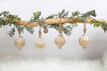 Weihnachtliche Girlande mit Mistelzweig und Holzkugeln als Dekoration und Einrahmung