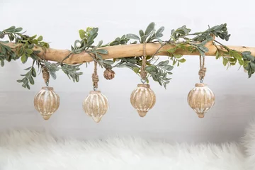 Tapeten Weihnachtliche Girlande mit Mistelzweig und Holzkugeln als Dekoration und Einrahmung © Jeanette Dietl