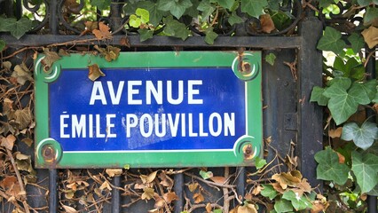 Fototapeta na wymiar Paris avenue name sign