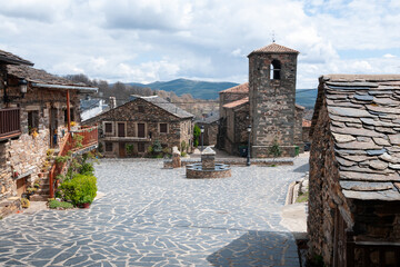 Paisaje de la arquitectura negra, la plaza de Valverde de los Arroyos con su iglesia y sus casas de...