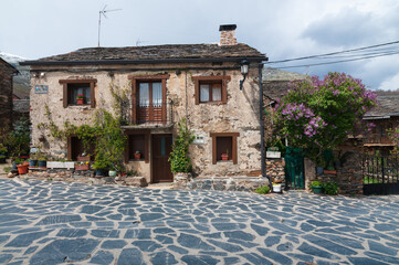 Paisaje de la arquitectura negra, la plaza de Valverde de los Arroyos con sus casas de pizarra en...