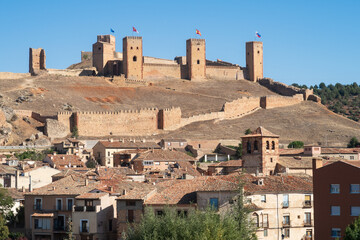 Obraz premium Vista de Molina de Aragón, Guadalajara, con la ciudad, el castillo y la torre de Aragón.
