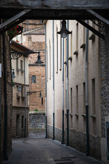 Vista de una calle en el casco antiguo de Pamplona, Navarra, España.