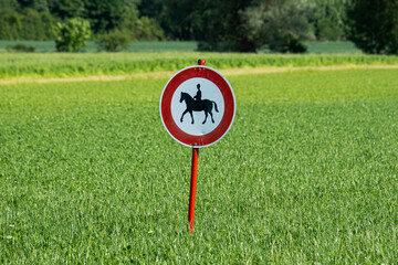 Achtung Pferd Schild in einem grünen Feld
