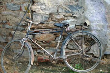Fototapeta na wymiar 置きっぱなしにされている錆び付いた古い自転車