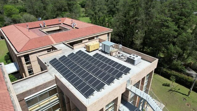Edificio con paneles solares