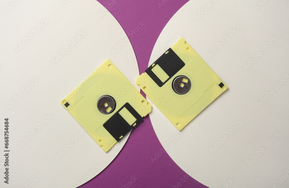 Aufkleber retro 80s floppy disks on purple background with white circles. top view