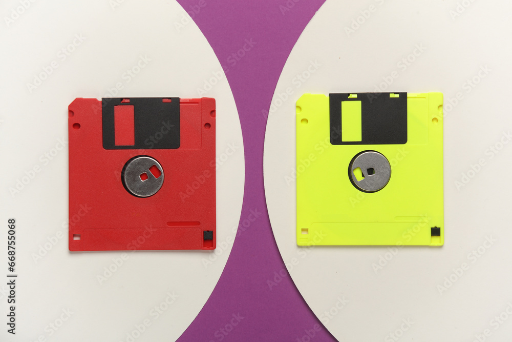 Aufkleber retro 80s floppy disks on purple background with white circles. top view