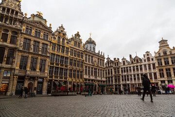 Obraz premium Brussels, Belgium - 22 November 2022: city skyline at famous Grand Place town square, unrecognizable people and tourists at the square