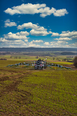 Traktor bei der Gülle Ausbringung durch Schleppschlauchtechnik
