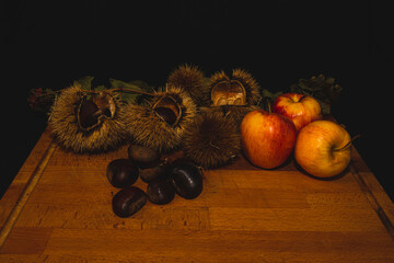 Set castagne e mele sul tavola  
